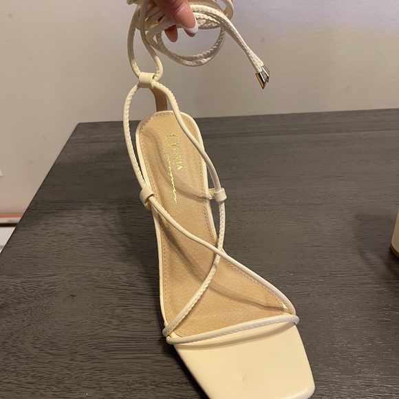 Cream heels - Picture 2 of 5